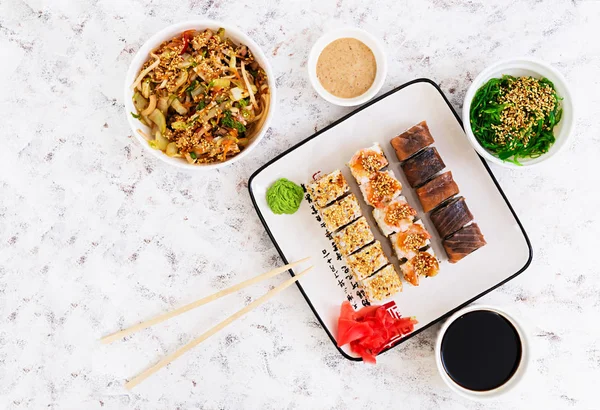Roll Sushi na ciemnym tle. Widok z góry — Zdjęcie stockowe