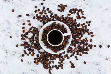 Kahve ve kahve çekirdekleri beyaz arka plan üzerinde. Üstten Görünüm. Düz yatıyordu