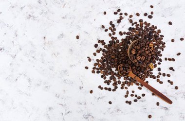 Kahve çekirdekleri beyaz arka plan üzerinde. Üstten Görünüm.