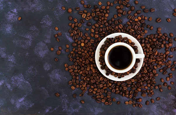 Coffee cup and coffee beans on dark background. Top view. Flat lay — Stock Photo, Image