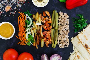 Koyu arka plan üzerinde shawarma sandviç için malzemeler. Üstten Görünüm