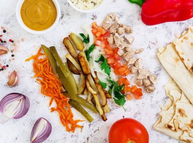 Beyaz arka plan üzerinde shawarma sandviç için malzemeler. Üstten Görünüm