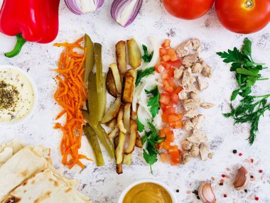 Beyaz arka plan üzerinde shawarma sandviç için malzemeler. Üstten Görünüm