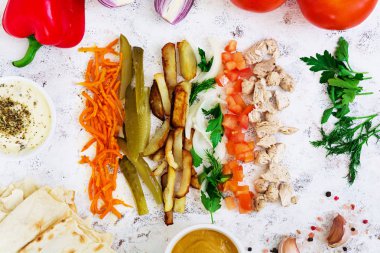 Beyaz arka plan üzerinde shawarma sandviç için malzemeler. Üstten Görünüm