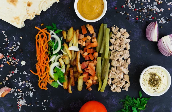 Zutaten für Shawarma-Sandwich auf dunklem Hintergrund. Ansicht von oben — Stockfoto