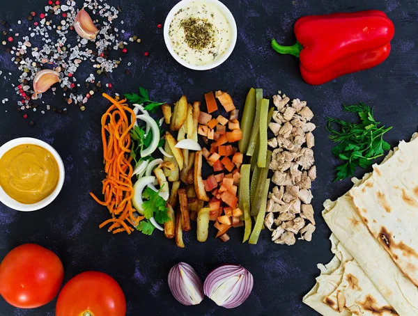 Koyu arka plan üzerinde shawarma sandviç için malzemeler. Üstten Görünüm