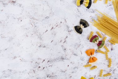 Kuru makarna arka plan. Beyaz arka plan üzerinde farklı makarna. Düz yatıyordu. Üstten Görünüm.