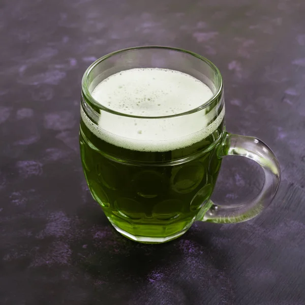 Caneca de cerveja verde no fundo escuro — Fotografia de Stock