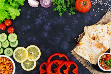 Quesadilla tavuk ve Mısır koyu arka plan üzerinde. Üstten Görünüm