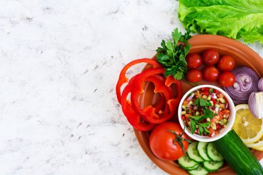 Beyaz arka plan üzerinde malzemelerle salsa. Üstten Görünüm