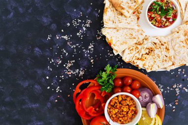 Quesadilla tavuk ve Mısır koyu arka plan üzerinde. Üstten Görünüm