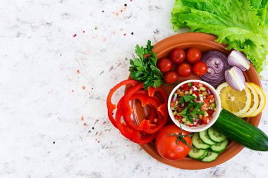 Beyaz arka plan üzerinde malzemelerle salsa. Üstten Görünüm