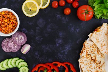 Quesadilla tavuk ve Mısır koyu arka plan üzerinde. Üstten Görünüm