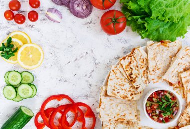 Quesadilla tavuk ve beyaz zemin üzerine Mısır. Üstten Görünüm.