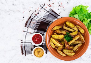 Patates dilimleri baharatlar ile pişmiş. Üstten Görünüm