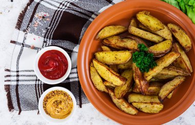 Patates dilimleri baharatlar ile pişmiş. Üstten Görünüm