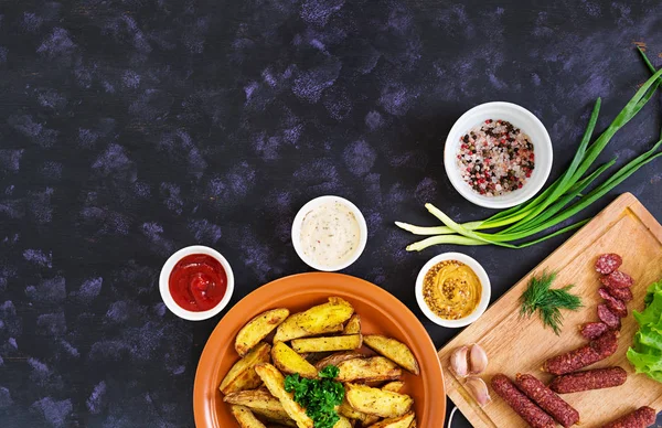 Gebakken aardappel partjes met worstjes en specerijen. Bovenaanzicht — Stockfoto