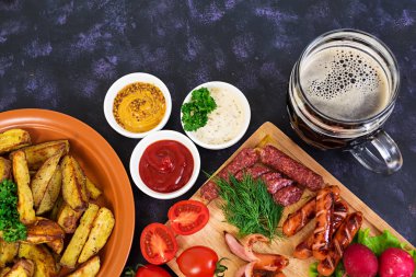 Fırında patates dilimleri sosis ve baharatlar ile. Üstten Görünüm