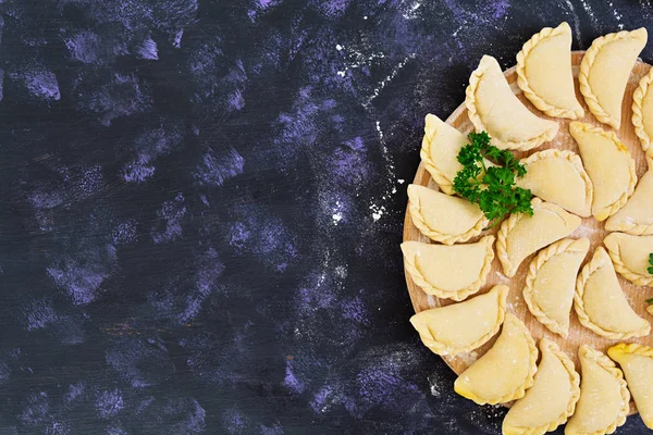 Deliziosi gnocchi con cavolo su sfondo scuro. Vista dall'alto — Foto Stock