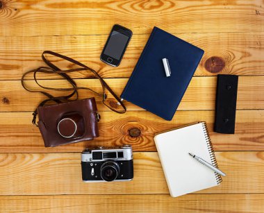 Düz yatıyordu, en iyi görünümü office tablo Resepsiyon. Retro kamera, günlüğü, kalem, dava üzerinde ahşap arka plan ile Resepsiyon çalışma alanı.