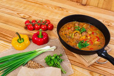 Et ve sebze ahşap zemin üzerine domates sos ile güveç