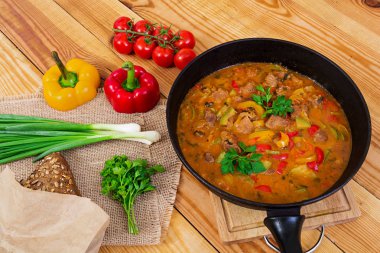 Et ve sebze ahşap zemin üzerine domates sos ile güveç