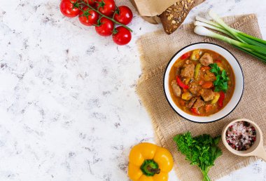 Et ve sebze domates soslu beyaz arka plan üzerinde ile güveç. Üstten Görünüm