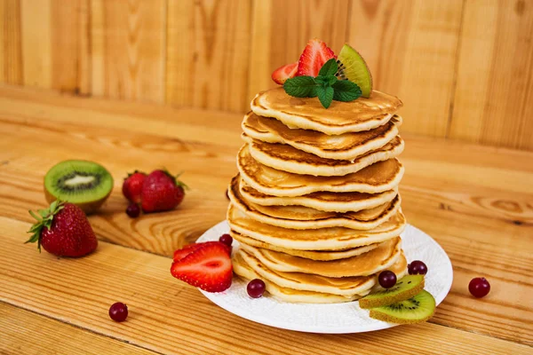 Deliciosos Panqueques Sobre Fondo Madera — Foto de Stock