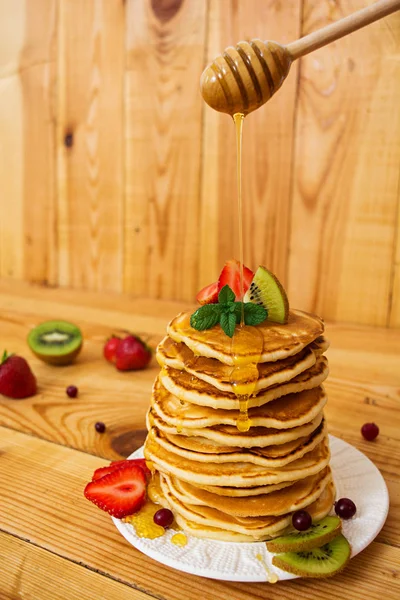 Deliciosas Panquecas Fundo Madeira — Fotografia de Stock