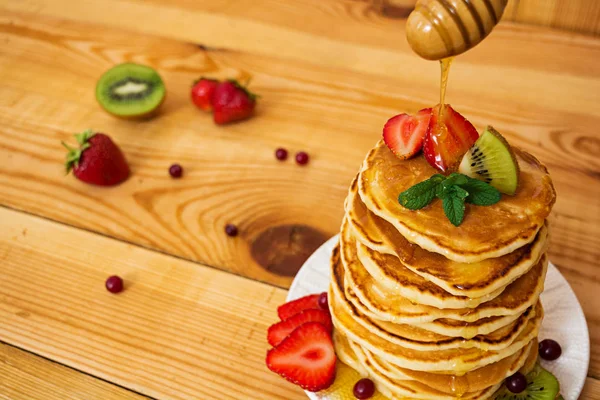 Deliciosos Panqueques Sobre Fondo Madera — Foto de Stock