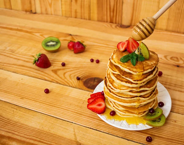 Leckere Pfannkuchen Auf Hölzernem Hintergrund — Stockfoto