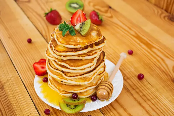 Deliciosos Panqueques Sobre Fondo Madera — Foto de Stock