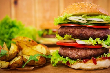 Ahşap arka plan üzerinde lezzetli el yapımı burger. Görünümü Kapat