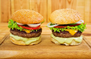 Ahşap arka plan üzerinde lezzetli el yapımı burger. Görünümü Kapat