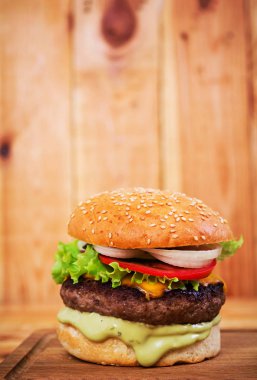 Ahşap arka plan üzerinde lezzetli el yapımı burger. Görünümü Kapat