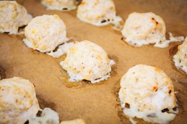 Peynirli fırında tavuk köfte