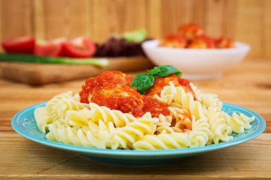 ahşap arka plan üzerinde köfte