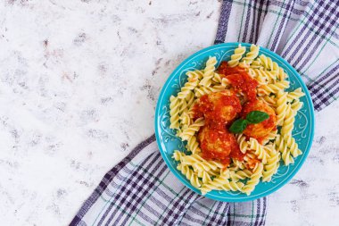 Beyaz arka plan üzerinde düdük köfteyle.