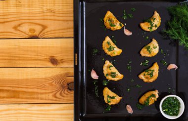 Dereotu soslu fırında köfte. Üstten Görünüm