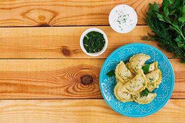 Lezzetli köfte lahana ahşap arka plan üzerinde ile.