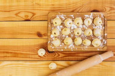 Et köfte, mantı ahşap arka plan üzerinde