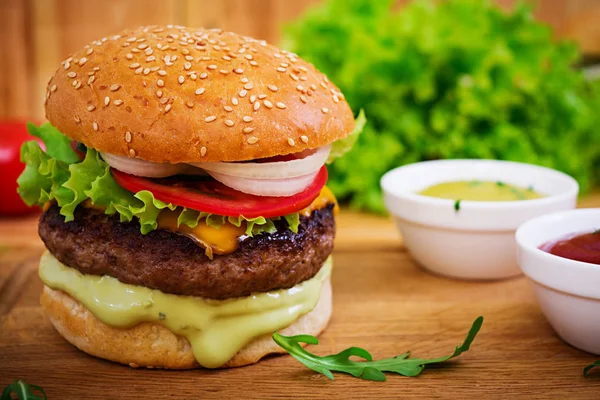 Smacznego Hamburgera Ręcznie Robione Podłoże Drewniane Zamknij Widok — Zdjęcie stockowe