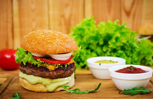 Köstliche Handgemachte Burger Auf Holzgrund Ansicht Schließen — Stockfoto