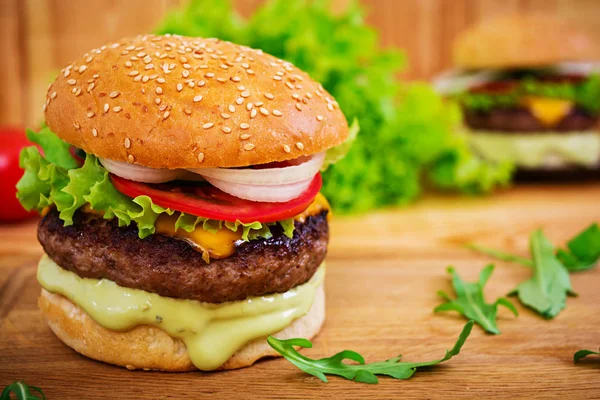 Ahşap arka plan üzerinde lezzetli el yapımı burger. Görünümü Kapat