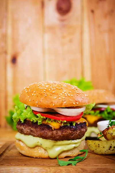 Ahşap arka plan üzerinde lezzetli el yapımı burger. Görünümü Kapat
