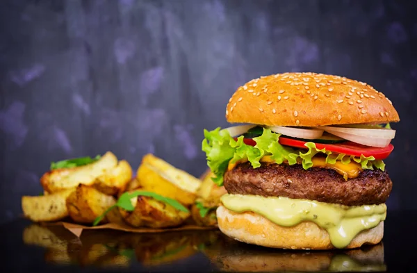 Delicious Handmade Burger Dark Background Close View — Stock Photo, Image