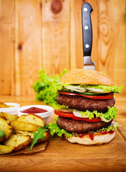 Delicious Handmade Burger Wooden Background Close View — Stock Photo, Image