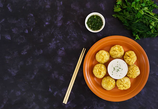 Delicious manti dumplings on dark background. — Stock Photo, Image