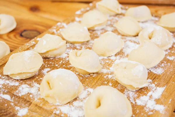 Et köfte, mantı ahşap arka plan üzerinde