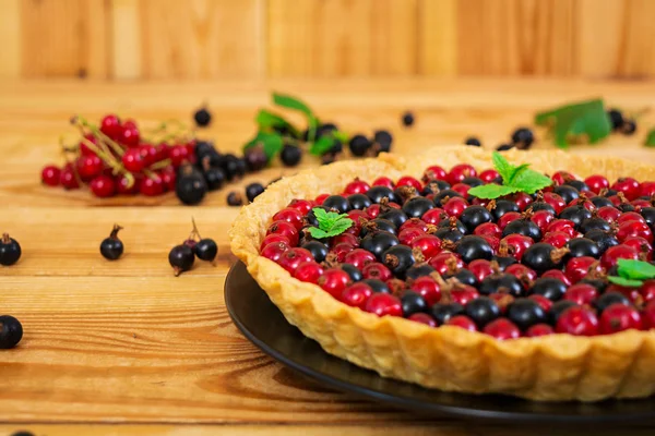 Délicieuse tarte à la crème et au groseille sur fond de bois — Photo